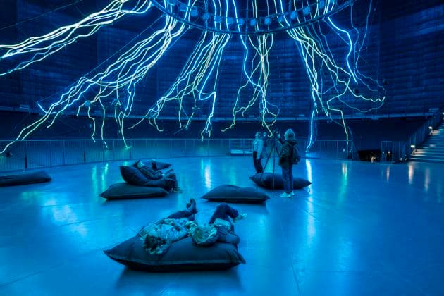 Neue Ausstellung im Gasometer Oberhausen, Kunstskulptur Der Baum, 40 Meter hoch Lichtinstallation, zeigt mit Licht und Musik verschiedene Stadien eines Baumes, Ausstellung Mythos Wald, auf 3 Ebenen und mit mehreren Thematischen Kapiteln zeigt die Ausstellung die Diversität der Wälder der Welt mit Bildern, Videos und Exponaten, NRW, Deutschland, Mythos Wald Oberhausen