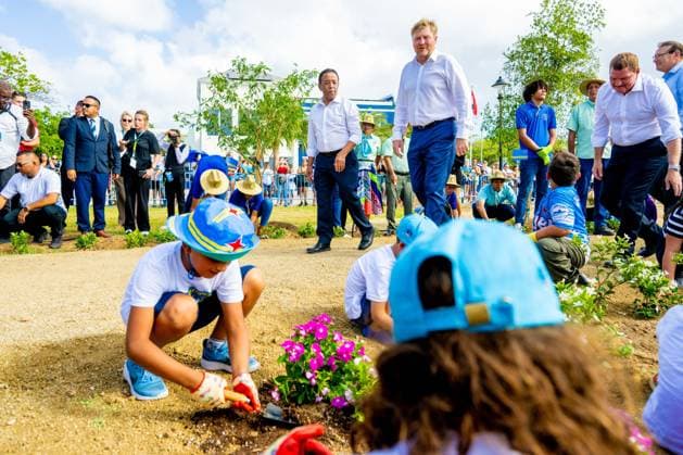 ORANJESTAD - King Willem-Alexander visited the Urban Pocket Park on LG Smith Boulevard, where he spoke about regeneration and urban greenery. The King paid a working visit to Aruba to attend the ceremonies surrounding the celebration of 40 years of Status Aparte and 50 years of the flag and national anthem. MISCHA SCHOEMAKER ANP netherlands out - belgium out  Copyright: xx x553753381x originalFilename: 553753381.jpg
