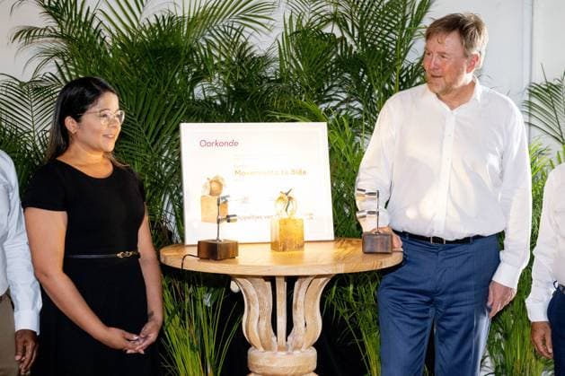 ORANJESTAD - King Willem-Alexander during a visit to the Centro di Bario y Deporte Dakota, where he met with Stichting Movemiento ta Bida, winner of the 2024 Appeltje van Oranje. The King paid a working visit to Aruba to attend the ceremonies surrounding the celebration of 40 years of Status Aparte and 50 years of the flag and national anthem. MISCHA SCHOEMAKER ANP netherlands out - belgium out  Copyright: xx x553753433x originalFilename: 553753433.jpg