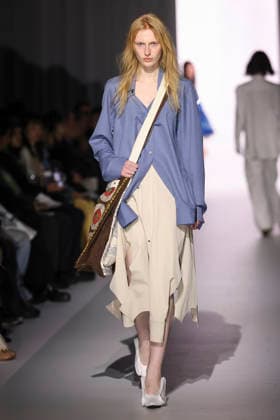 March 19, 2026, Tokyo, Japan: A model wearing fashion brand YOHEI OHNO walks down the runway during the Rakuten Fashion Week TOKYO 2026 Autumn Winter Collection. The fashion week runs from March 16 to 21. Tokyo Japan  - ZUMAm191 20260319_aap_m191_052 Copyright: xRodrigoxReyesxMarinx