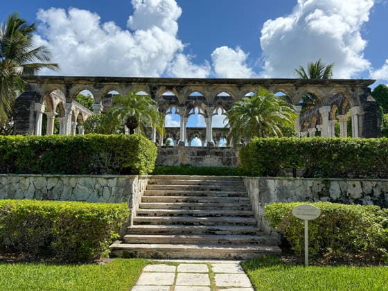 BAHAMAS, NASSAU - AUGUST 16, 2025: A view of French cloister the Versailles Gardens on Paradise Island. It is from a 14th-century Augustinian monastery, dismantled and imported from Europe by William Randolph Hearst. It is part of the One & Only Ocean Club resort Nassau Bahamas  - ZUMAt113 20250816_zaa_t113_455 Copyright: xIrinaxKarabutx