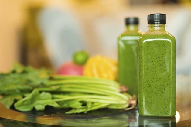 Porträt zweier Flaschen gefüllt mit einer gesunden grünen Smoothie Mischung aus Obst und Gemüse als Konzept für einen gesunden Lebensstil Portrait of two bottles filled with healthy green smoothie mixture of fruits and vegetables as healthy lifestyle concept Copyright: imageBROKER TonixRantala ibxiqx16910541.jpg ,model released, Symbolfoto ,property released