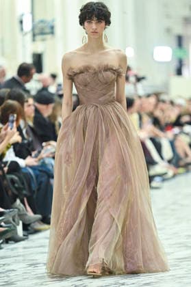 Mercedes-Benz Fashion Week in Madrid , Spain -18 MAR 2026. A model walks the runway wearing a design by Isabel Sanchis during the Mercedes-Benz Fashion Week de Madrid in IFEMA. Madrid Spain Copyright: xAtilanoxGarciax xSOPAxImagesx photos09284