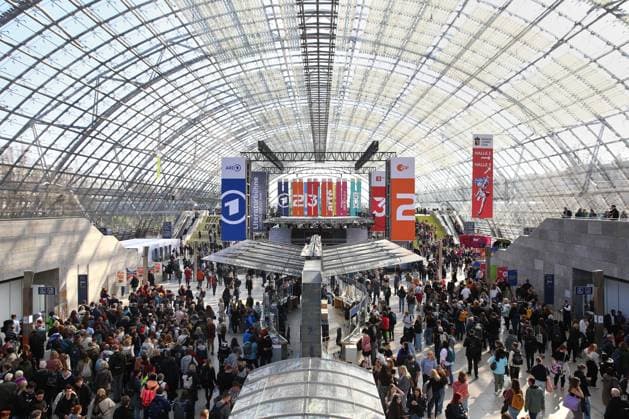 Leipzig, Sachsen, Deutschland, 19.03.2026: Messehalle: Leipziger Buchmesse: Besucher zum Start der Messe *** Leipzig, Saxony, Germany, 19 03 2026 Leipzig Book Fair exhibition hall Visitors at the start of the fair Copyright: xdtsxNachrichtenagenturx dts_111202