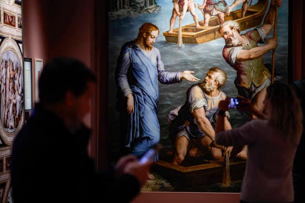 March 19, 2026, Rome, ITALY: People standing near the painting The Calling of Saint Peter by the Italian Renaissance artist Giorgio Vasari during the opening of the exhibition Vasari and Rome at the Capitoline Museums, Rome, 19 March 2026. ANSA FABIO FRUSTACI Rome ITALY  - ZUMAa110 20260319_zaf_a110_002 Copyright: xFabioxFrustacix