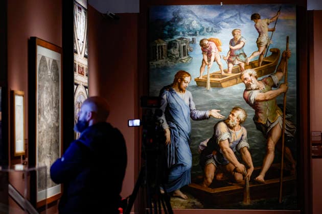 March 19, 2026, Rome, ITALY: People standing near the painting The Calling of Saint Peter by the Italian Renaissance artist Giorgio Vasari during the opening of the exhibition Vasari and Rome at the Capitoline Museums, Rome, 19 March 2026. ANSA FABIO FRUSTACI Rome ITALY  - ZUMAa110 20260319_zaf_a110_003 Copyright: xFabioxFrustacix