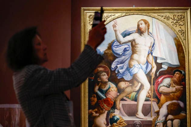 March 19, 2026, Rome, ITALY: People standing near the painting The Resurrection of Christ by the Italian Renaissance artist Giorgio Vasari during the opening of the exhibition Vasari and Rome at the Capitoline Museums, Rome, 19 March 2026. ANSA FABIO FRUSTACI Rome ITALY  - ZUMAa110 20260319_zaf_a110_004 Copyright: xFabioxFrustacix