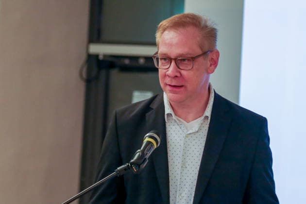 Oranienburg, 18. März 2026: Andreas Büttner, Antisemitismusbeauftragter des Landes Brandenburg, spricht bei der Veranstaltung Antisemitismus und Gedenkstätten in der Gedenkstätte Sachsenhausen (ehemaliges Konzentrationslager KZ Sachsenhausen). Anlass ist die Vorstellung der Publikation des Bundesverbands RIAS (Recherche- und Informationsstellen Antisemitismus e.V.) mit dem Titel ¦dass wir Verantwortung übernehmen, liegt in der Logik des Ortes, die antisemitismuskritische Zugänge für NS-Gedenkstätten thematisiert. *** Oranienburg, 18 March 2026 Andreas Büttner, Anti-Semitism Commissioner of the State of Brandenburg, speaks at the event Antisemitism and memorials at the Sachsenhausen Memorial former concentration cam Copyright: xAlonxDavidx