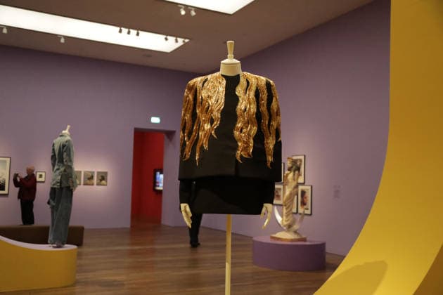 Aufnahme vom 19. März 2026 Kunsthalle München Pressebesichtigung zur Ausstellung Haar – Macht – Lust in der Kunsthalle München. Die Ausstellung ist vom 20. März bis 04. Oktober 2026 zu sehen. Mit HAAR – MACHT – LUST präsentiert die Kunsthalle München eine thematisch gestaltete, kulturübergreifende Ausstellung, die die vielfältigen Bedeutungen von Kopf- und Körperhaar in den Blick nimmt. Zu sehen sind rund 200 Exponate von der Antike bis zur Gegenwart – darunter Gemälde, Skulpturen, Fotografien, Videoarbeiten, Schmuckstücke, Möbel, Designobjekte und Couture-Kreationen – aus bedeutenden internationalen Sammlungen wie dem Prado, dem Louvre und dem Rijksmuseum. Auf dem Foto ist von Maison Schiaparelli Daniel Roseberry 1985 Spring Summer 202