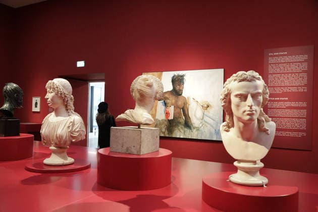 Aufnahme vom 19. März 2026 Kunsthalle München Pressebesichtigung zur Ausstellung Haar – Macht – Lust in der Kunsthalle München. Die Ausstellung ist vom 20. März bis 04. Oktober 2026 zu sehen. Mit HAAR – MACHT – LUST präsentiert die Kunsthalle München eine thematisch gestaltete, kulturübergreifende Ausstellung, die die vielfältigen Bedeutungen von Kopf- und Körperhaar in den Blick nimmt. Zu sehen sind rund 200 Exponate von der Antike bis zur Gegenwart – darunter Gemälde, Skulpturen, Fotografien, Videoarbeiten, Schmuckstücke, Möbel, Designobjekte und Couture-Kreationen – aus bedeutenden internationalen Sammlungen wie dem Prado, dem Louvre und dem Rijksmuseum.