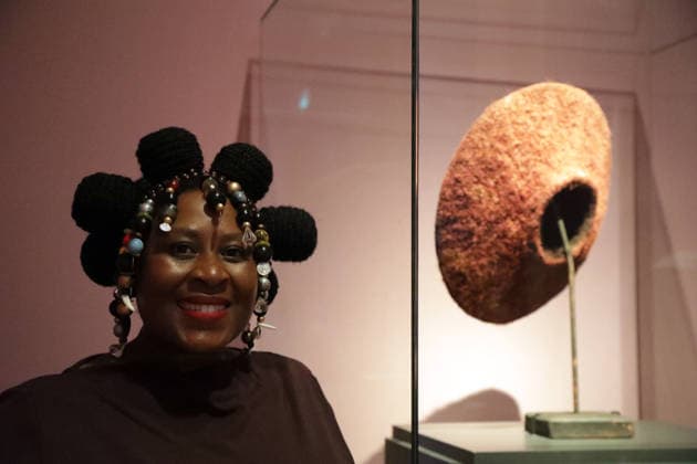Aufnahme vom 19. März 2026 Kunsthalle München Pressebesichtigung zur Ausstellung Haar – Macht – Lust in der Kunsthalle München. Die Ausstellung ist vom 20. März bis 04. Oktober 2026 zu sehen. Mit HAAR – MACHT – LUST präsentiert die Kunsthalle München eine thematisch gestaltete, kulturübergreifende Ausstellung, die die vielfältigen Bedeutungen von Kopf- und Körperhaar in den Blick nimmt. Zu sehen sind rund 200 Exponate von der Antike bis zur Gegenwart – darunter Gemälde, Skulpturen, Fotografien, Videoarbeiten, Schmuckstücke, Möbel, Designobjekte und Couture-Kreationen – aus bedeutenden internationalen Sammlungen wie dem Prado, dem Louvre und dem Rijksmuseum. Auf dem Foto ist die Künstlerin Queen Motlatle mit ihrem Kunstwerk Isicholo: A C