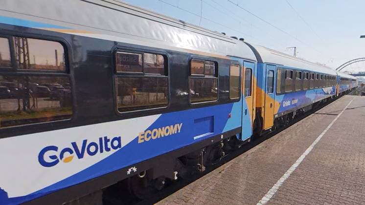 GoVolta - Neue Zugverbindung Amsterdam-Berlin startet. Amsterdam hat ab dem 19.03.2026 eine neue direkte Zugverbindung nach Berlin. Der Zug des niederländischen Bahnunternehmen GoVolta bei der Fahrt durch den Bahnhof Salzbergen. Ziel ist Berlin-Gesundbrunnen. Der Zug ist mit einer Lokomotive vom Typ Siemens Vectron bespannt. Salzbergen, DEU, Deutschland, 19.03.2026 *** GoVolta New train connection Amsterdam Berlin starts Amsterdam has a new direct train connection to Berlin from 19 03 2026 The train of the Dutch railroad company GoVolta passing through Salzbergen station Destination is Berlin Gesundbrunnen The train is hauled by a Siemens Vectron locomotive Salzbergen, DEU, Germany, 19 03 2026