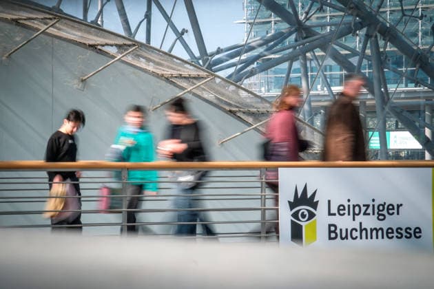 In Leipzig hat am 19.03.2026 die Buchmesse fuer Besucherinnen und Besucher geoeffnet. Insgesamt 2.044 Verlage und Medienunternehmen aus 54 Laendern beteiligen sich bis Sonntag an dem Fruehjahrsbranchentreff. Ein Schwerpunkt ist in diesem Jahr die Literatur des Donauraums. Unter dem Motto Donau - Unter Strom und zwischen Welten sind dazu fast 30 Veranstaltungen geplant. (Siehe epd-Meldung vom 19.03.2026) EDITORIAL USE ONLY *** The Leipzig Book Fair opened its doors to visitors on 19 March 2026 A total of 2,044 publishers and media companies from 54 countries are taking part in the spring industry get-together until Sunday This years focus is on literature from the Danube region Almost 30 events are planned under the motto Danube Under Curr Copyright: epd-bild JensxSchulze epd-Buchmesse_Leipzig5-kopieren