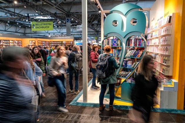 In Leipzig hat am 19.03.2026 die Buchmesse fuer Besucherinnen und Besucher geoeffnet. Insgesamt 2.044 Verlage und Medienunternehmen aus 54 Laendern beteiligen sich bis Sonntag an dem Fruehjahrsbranchentreff. Ein Schwerpunkt ist in diesem Jahr die Literatur des Donauraums. Unter dem Motto Donau - Unter Strom und zwischen Welten sind dazu fast 30 Veranstaltungen geplant. (Siehe epd-Meldung vom 19.03.2026) EDITORIAL USE ONLY