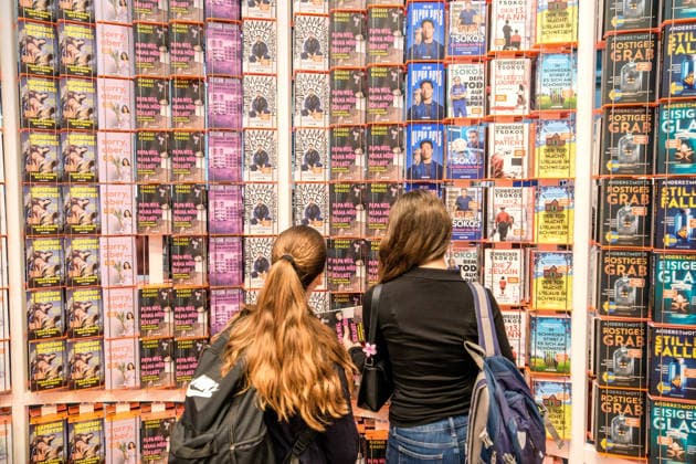 In Leipzig hat am 19.03.2026 die Buchmesse fuer Besucherinnen und Besucher geoeffnet (Foto: Stand der Verlagsgruppe Droemer Knaur). Insgesamt 2.044 Verlage und Medienunternehmen aus 54 Laendern beteiligen sich bis Sonntag an dem Fruehjahrsbranchentreff. Ein Schwerpunkt ist in diesem Jahr die Literatur des Donauraums. Unter dem Motto Donau - Unter Strom und zwischen Welten sind dazu fast 30 Veranstaltungen geplant. (Siehe epd-Meldung vom 19.03.2026) EDITORIAL USE ONLY
