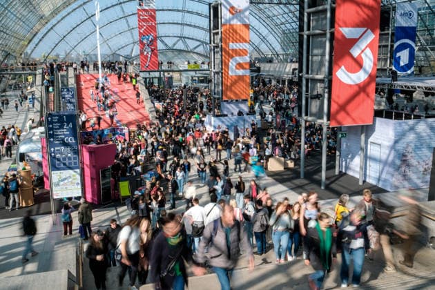 In Leipzig hat am 19.03.2026 die Buchmesse fuer Besucherinnen und Besucher geoeffnet. Insgesamt 2.044 Verlage und Medienunternehmen aus 54 Laendern beteiligen sich bis Sonntag an dem Fruehjahrsbranchentreff. Ein Schwerpunkt ist in diesem Jahr die Literatur des Donauraums. Unter dem Motto Donau - Unter Strom und zwischen Welten sind dazu fast 30 Veranstaltungen geplant. (Siehe epd-Meldung vom 19.03.2026) EDITORIAL USE ONLY