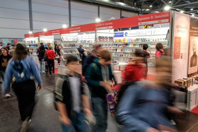 In Leipzig hat am 19.03.2026 die Buchmesse fuer Besucherinnen und Besucher geoeffnet (Foto: Stand christlicher Verlage). Insgesamt 2.044 Verlage und Medienunternehmen aus 54 Laendern beteiligen sich bis Sonntag an dem Fruehjahrsbranchentreff. Ein Schwerpunkt ist in diesem Jahr die Literatur des Donauraums. Unter dem Motto Donau - Unter Strom und zwischen Welten sind dazu fast 30 Veranstaltungen geplant. (Siehe epd-Meldung vom 19.03.2026) EDITORIAL USE ONLY