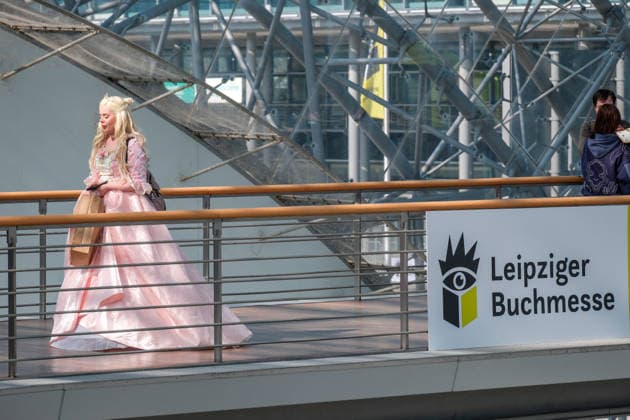 In Leipzig hat am 19.03.2026 die Buchmesse fuer Besucherinnen und Besucher geoeffnet. Insgesamt 2.044 Verlage und Medienunternehmen aus 54 Laendern beteiligen sich bis Sonntag an dem Fruehjahrsbranchentreff. Ein Schwerpunkt ist in diesem Jahr die Literatur des Donauraums. Unter dem Motto Donau - Unter Strom und zwischen Welten sind dazu fast 30 Veranstaltungen geplant. (Siehe epd-Meldung vom 19.03.2026) EDITORIAL USE ONLY