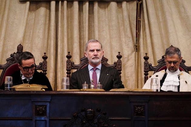 King Felipe VI presides over the investiture of Sergio Mattarella as doctor honoris causa in Salamanca King Felipe VI c presides over the investiture of the President of the Italian Republic, Sergio Mattarella, as doctor honoris causa by the University of Salamanca, on March 19, 2026, in Salamanca, Castilla y León Spain The investiture is held in the Paraninfo of the University of Salamanca, This honorary doctorate recognizes Mattarellas legal and political career and his defense of humanism, Europeanism and culture as the basis of democracy 19 MARCH 2026 Manuel Á Salamanca Salamanca Salamanca Salamanca Spain  Copyright: xManuelxÃngelxLayax 7380047