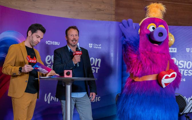 20260319 ESC Medienupdate WIEN, OESTERREICH - 19. MAERZ: Journalist, Moderator, ORF-Kommentator und Host des Mediengespraechs Philipp Maschl, ORF Executive Producer - Eurovision Song Contest 2026 Michael Kroen und Maskottchen Auri waehrend des Mediengespraechs anlaesslich eines ORF Updates zum 70. Eurovision Song Contest vom 12. bis zum 16. Mai 2026 in Wien im Foyer der Halle F der Wiener Stadthalle am 19. Maerz 2026 in Wien, Oesterreich. 260319_SEPA_17_024 Copyright: xIsabellexOuvrardx SEPAxMedia