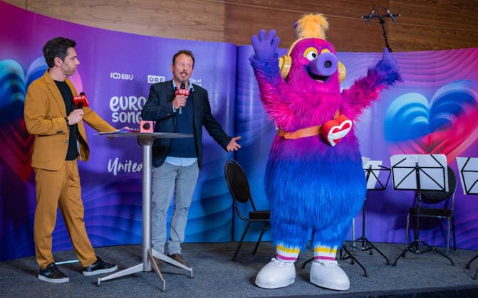 20260319 ESC Medienupdate WIEN, OESTERREICH - 19. MAERZ: Journalist, Moderator, ORF-Kommentator und Host des Mediengespraechs Philipp Maschl, ORF Executive Producer - Eurovision Song Contest 2026 Michael Kroen und Maskottchen Auri waehrend des Mediengespraechs anlaesslich eines ORF Updates zum 70. Eurovision Song Contest vom 12. bis zum 16. Mai 2026 in Wien im Foyer der Halle F der Wiener Stadthalle am 19. Maerz 2026 in Wien, Oesterreich. 260319_SEPA_17_025 Copyright: xIsabellexOuvrardx SEPAxMedia