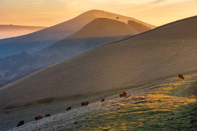 Sunny Spring Morning mists and colour, Peak District A beautiful spring sunrise lights up the Great Ridge in the Peak District this morning. Captured by landscape photographer John Finney, the view looks toward Lose Hill as golden light spreads across the landscape in Derbyshire, United Kingdom Featuring: Atmosphere, View Where: Peak District, United Kingdom When: 19 Mar 2026 Credit: John Finney WENN **Editorial Use Only. No stock, books, advertising or merchandising without photographer s permission** Peak District United Kingdom Copyright: xJohnxFinney WENNx wenn41158928 JFN ZJOGx wenn41158928