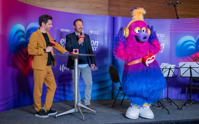 20260319 ESC Medienupdate WIEN, OESTERREICH - 19. MAERZ: Journalist, Moderator, ORF-Kommentator und Host des Mediengespraechs Philipp Maschl, ORF Executive Producer - Eurovision Song Contest 2026 Michael Kroen und Maskottchen Auri waehrend des Mediengespraechs anlaesslich eines ORF Updates zum 70. Eurovision Song Contest vom 12. bis zum 16. Mai 2026 in Wien im Foyer der Halle F der Wiener Stadthalle am 19. Maerz 2026 in Wien, Oesterreich. 260319_SEPA_17_023 Copyright: xIsabellexOuvrardx SEPAxMedia