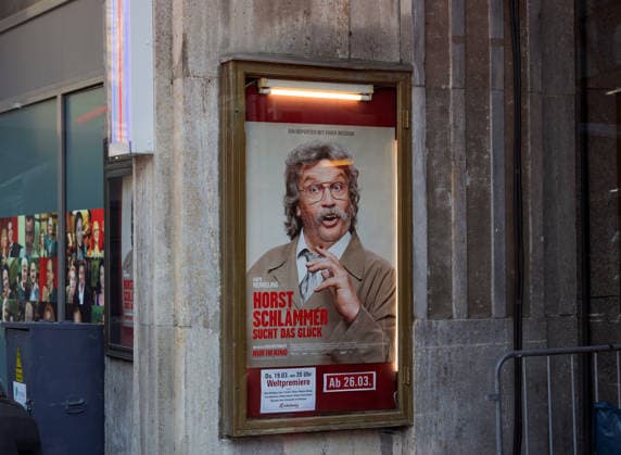19.03.2026, Deutschland, NRW, Entertainment, Kino, Lichtburg Essen, Filmplakat Horst Schlämmer sucht das Glück mit Entertainer Hape Kerkeling in der Hauptrolle, Kinofilm, Deutschland Copyright: xD.xKerlekin SnowfieldxPhotographyx SF190326SchlaemmerD4