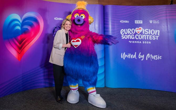 20260319 ESC Medienupdate WIEN, OESTERREICH - 19. MAERZ: ORF Fernseh-Programmdirektorin Stefanie Groiss-Horowitz und Maskottchen Auri waehrend des Mediengespraechs anlaesslich eines ORF Updates zum 70. Eurovision Song Contest vom 12. bis zum 16. Mai 2026 in Wien im Foyer der Halle F der Wiener Stadthalle am 19. Maerz 2026 in Wien, Oesterreich. 260319_SEPA_17_042 Copyright: xIsabellexOuvrardx SEPAxMedia