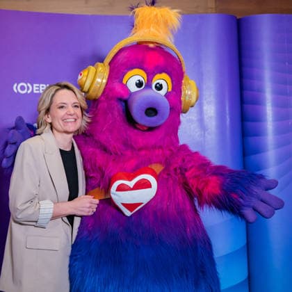 20260319 ESC Medienupdate WIEN, OESTERREICH - 19. MAERZ: ORF Fernseh-Programmdirektorin Stefanie Groiss-Horowitz und Maskottchen Auri waehrend des Mediengespraechs anlaesslich eines ORF Updates zum 70. Eurovision Song Contest vom 12. bis zum 16. Mai 2026 in Wien im Foyer der Halle F der Wiener Stadthalle am 19. Maerz 2026 in Wien, Oesterreich. 260319_SEPA_17_044 Copyright: xIsabellexOuvrardx SEPAxMedia