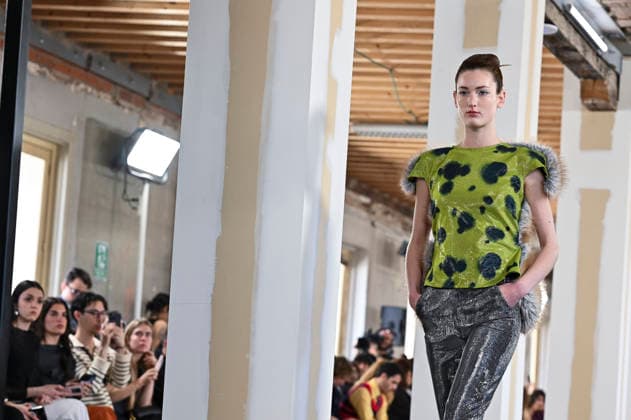 Mercedes-Benz Fashion Week Madrid, Spain - 19 Mar 2026 A model walks the runway wearing a design by Ernesto Naranjo during Mercedes-Benz Fashion Week de Madrid at Palacio Fernaz Nunoz. Madrid Spain Copyright: xAtilanoxGarciax xSOPAxImagesx photos09397