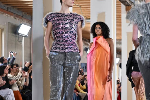 Mercedes-Benz Fashion Week Madrid, Spain - 19 Mar 2026 A model walks the runway wearing a design by Ernesto Naranjo during Mercedes-Benz Fashion Week de Madrid at Palacio Fernaz Nunoz. Madrid Spain Copyright: xAtilanoxGarciax xSOPAxImagesx photos09400