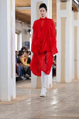 Mercedes-Benz Fashion Week Madrid, Spain - 19 Mar 2026 A model walks the runway wearing a design by Ernesto Naranjo during Mercedes-Benz Fashion Week de Madrid at Palacio Fernaz Nunoz. Madrid Spain Copyright: xAtilanoxGarciax xSOPAxImagesx photos09362