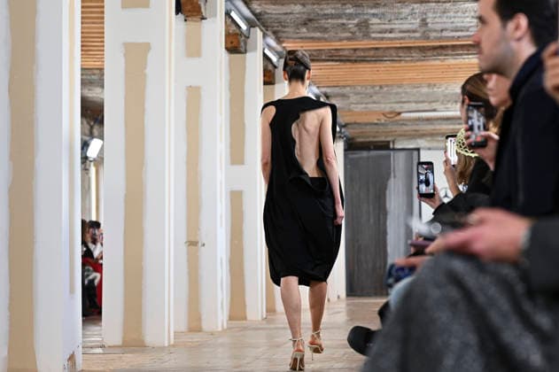 Mercedes-Benz Fashion Week Madrid, Spain - 19 Mar 2026 A model walks the runway wearing a design by Ernesto Naranjo during Mercedes-Benz Fashion Week de Madrid at Palacio Fernaz Nunoz. Madrid Spain Copyright: xAtilanoxGarciax xSOPAxImagesx photos09363