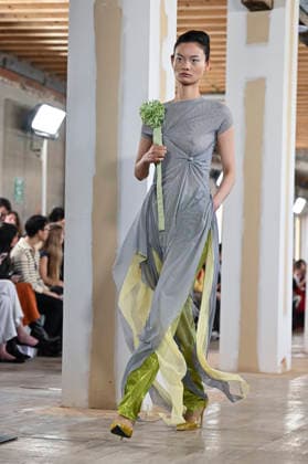 Mercedes-Benz Fashion Week Madrid, Spain - 19 Mar 2026 A model walks the runway wearing a design by Ernesto Naranjo during Mercedes-Benz Fashion Week de Madrid at Palacio Fernaz Nunoz. Madrid Spain Copyright: xAtilanoxGarciax xSOPAxImagesx photos09369