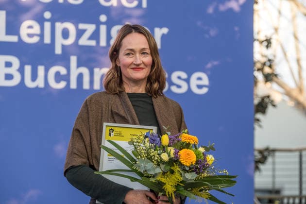 Erster Tag der Leipziger Buchmesse 2026 in Leipzig: Besucher strömen durch die Hallen, informieren sich über Neuerscheinungen und verfolgen Lesungen sowie Gespräche mit Autoren. Die Buchmesse zählt zu den wichtigsten Veranstaltungen der Literatur- und Verlagsbranche im deutschsprachigen Raum. Preisverleihung des Preis der Leipziger Buchmesse 2026 in Leipzig: Ausgezeichnet werden herausragende Werke in den Kategorien Belletristik, Sachbuch Essayistik und Übersetzung. Die Ehrung gilt als eine der bedeutendsten Literaturauszeichnungen Deutschlands und zieht große mediale Aufmerksamkeit auf sich. Siegerin Belletristik Katharina Poladja Leipziger Buchmesse 2026 Tag 1