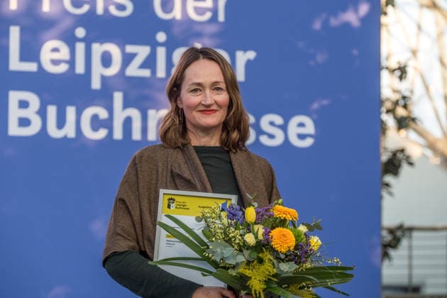 Erster Tag der Leipziger Buchmesse 2026 in Leipzig: Besucher strömen durch die Hallen, informieren sich über Neuerscheinungen und verfolgen Lesungen sowie Gespräche mit Autoren. Die Buchmesse zählt zu den wichtigsten Veranstaltungen der Literatur- und Verlagsbranche im deutschsprachigen Raum. Preisverleihung des Preis der Leipziger Buchmesse 2026 in Leipzig: Ausgezeichnet werden herausragende Werke in den Kategorien Belletristik, Sachbuch Essayistik und Übersetzung. Die Ehrung gilt als eine der bedeutendsten Literaturauszeichnungen Deutschlands und zieht große mediale Aufmerksamkeit auf sich. Siegerin Belletristik Katharina Poladja Leipziger Buchmesse 2026 Tag 1