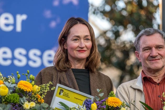 Erster Tag der Leipziger Buchmesse 2026 in Leipzig: Besucher strömen durch die Hallen, informieren sich über Neuerscheinungen und verfolgen Lesungen sowie Gespräche mit Autoren. Die Buchmesse zählt zu den wichtigsten Veranstaltungen der Literatur- und Verlagsbranche im deutschsprachigen Raum. Preisverleihung des Preis der Leipziger Buchmesse 2026 in Leipzig: Ausgezeichnet werden herausragende Werke in den Kategorien Belletristik, Sachbuch Essayistik und Übersetzung. Die Ehrung gilt als eine der bedeutendsten Literaturauszeichnungen Deutschlands und zieht große mediale Aufmerksamkeit auf sich. Siegerin Belletristik Katharina Poladja Leipziger Buchmesse 2026 Tag 1