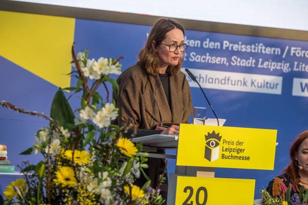Erster Tag der Leipziger Buchmesse 2026 in Leipzig: Besucher strömen durch die Hallen, informieren sich über Neuerscheinungen und verfolgen Lesungen sowie Gespräche mit Autoren. Die Buchmesse zählt zu den wichtigsten Veranstaltungen der Literatur- und Verlagsbranche im deutschsprachigen Raum. Preisverleihung des Preis der Leipziger Buchmesse 2026 in Leipzig: Ausgezeichnet werden herausragende Werke in den Kategorien Belletristik, Sachbuch Essayistik und Übersetzung. Die Ehrung gilt als eine der bedeutendsten Literaturauszeichnungen Deutschlands und zieht große mediale Aufmerksamkeit auf sich. Siegerin Belletristik Katharina Poladja Leipziger Buchmesse 2026 Tag 1
