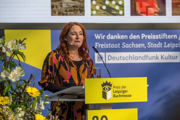 Erster Tag der Leipziger Buchmesse 2026 in Leipzig: Besucher strömen durch die Hallen, informieren sich über Neuerscheinungen und verfolgen Lesungen sowie Gespräche mit Autoren. Die Buchmesse zählt zu den wichtigsten Veranstaltungen der Literatur- und Verlagsbranche im deutschsprachigen Raum. Preisverleihung des Preis der Leipziger Buchmesse 2026 in Leipzig: Ausgezeichnet werden herausragende Werke in den Kategorien Belletristik, Sachbuch Essayistik und Übersetzung. Die Ehrung gilt als eine der bedeutendsten Literaturauszeichnungen Deutschlands und zieht große mediale Aufmerksamkeit auf sich. Leipziger Buchmesse 2026 Tag 1