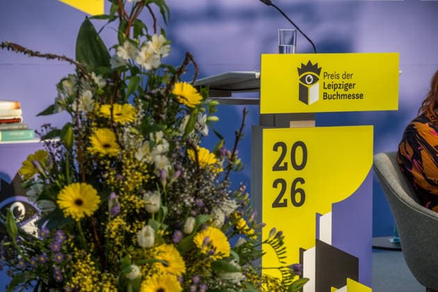 Erster Tag der Leipziger Buchmesse 2026 in Leipzig: Besucher strömen durch die Hallen, informieren sich über Neuerscheinungen und verfolgen Lesungen sowie Gespräche mit Autoren. Die Buchmesse zählt zu den wichtigsten Veranstaltungen der Literatur- und Verlagsbranche im deutschsprachigen Raum. Preisverleihung des Preis der Leipziger Buchmesse 2026 in Leipzig: Ausgezeichnet werden herausragende Werke in den Kategorien Belletristik, Sachbuch Essayistik und Übersetzung. Die Ehrung gilt als eine der bedeutendsten Literaturauszeichnungen Deutschlands und zieht große mediale Aufmerksamkeit auf sich. Leipziger Buchmesse 2026 Tag 1