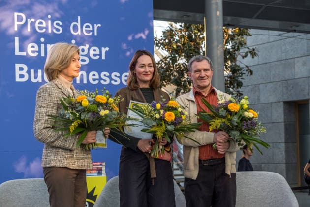 Erster Tag der Leipziger Buchmesse 2026 in Leipzig: Besucher strömen durch die Hallen, informieren sich über Neuerscheinungen und verfolgen Lesungen sowie Gespräche mit Autoren. Die Buchmesse zählt zu den wichtigsten Veranstaltungen der Literatur- und Verlagsbranche im deutschsprachigen Raum. Preisverleihung des Preis der Leipziger Buchmesse 2026 in Leipzig: Ausgezeichnet werden herausragende Werke in den Kategorien Belletristik, Sachbuch Essayistik und Übersetzung. Die Ehrung gilt als eine der bedeutendsten Literaturauszeichnungen Deutschlands und zieht große mediale Aufmerksamkeit auf sich. Hier Manfred Gmeiner, Katharina Poladjan, Marie-Janine Calic Leipziger Buchmesse 2026 Tag 1