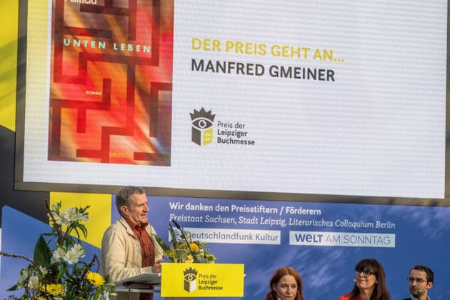 Erster Tag der Leipziger Buchmesse 2026 in Leipzig: Besucher strömen durch die Hallen, informieren sich über Neuerscheinungen und verfolgen Lesungen sowie Gespräche mit Autoren. Die Buchmesse zählt zu den wichtigsten Veranstaltungen der Literatur- und Verlagsbranche im deutschsprachigen Raum. Preisverleihung des Preis der Leipziger Buchmesse 2026 in Leipzig: Ausgezeichnet werden herausragende Werke in den Kategorien Belletristik, Sachbuch Essayistik und Übersetzung. Die Ehrung gilt als eine der bedeutendsten Literaturauszeichnungen Deutschlands und zieht große mediale Aufmerksamkeit auf sich. Sieger Übersetzung Manfred Gmeiner Leipziger Buchmesse 2026 Tag 1
