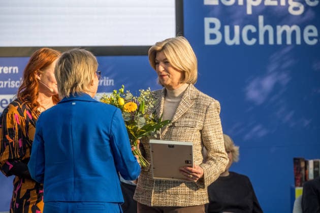Erster Tag der Leipziger Buchmesse 2026 in Leipzig: Besucher strömen durch die Hallen, informieren sich über Neuerscheinungen und verfolgen Lesungen sowie Gespräche mit Autoren. Die Buchmesse zählt zu den wichtigsten Veranstaltungen der Literatur- und Verlagsbranche im deutschsprachigen Raum. Preisverleihung des Preis der Leipziger Buchmesse 2026 in Leipzig: Ausgezeichnet werden herausragende Werke in den Kategorien Belletristik, Sachbuch Essayistik und Übersetzung. Die Ehrung gilt als eine der bedeutendsten Literaturauszeichnungen Deutschlands und zieht große mediale Aufmerksamkeit auf sich. Siegerin Sachbuch Marie-Janine Calic Leipziger Buchmesse 2026 Tag 1