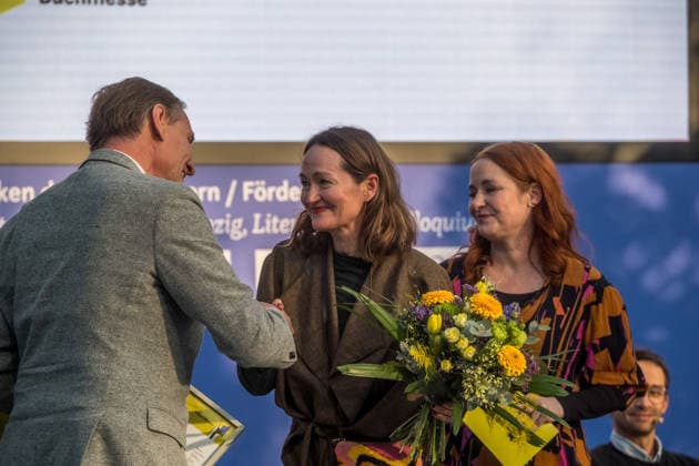 Erster Tag der Leipziger Buchmesse 2026 in Leipzig: Besucher strömen durch die Hallen, informieren sich über Neuerscheinungen und verfolgen Lesungen sowie Gespräche mit Autoren. Die Buchmesse zählt zu den wichtigsten Veranstaltungen der Literatur- und Verlagsbranche im deutschsprachigen Raum. Preisverleihung des Preis der Leipziger Buchmesse 2026 in Leipzig: Ausgezeichnet werden herausragende Werke in den Kategorien Belletristik, Sachbuch Essayistik und Übersetzung. Die Ehrung gilt als eine der bedeutendsten Literaturauszeichnungen Deutschlands und zieht große mediale Aufmerksamkeit auf sich. Siegerin Belletristik Katharina Poladja Leipziger Buchmesse 2026 Tag 1