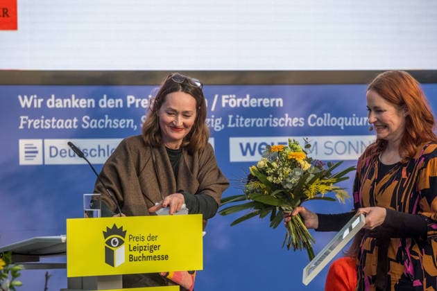 Erster Tag der Leipziger Buchmesse 2026 in Leipzig: Besucher strömen durch die Hallen, informieren sich über Neuerscheinungen und verfolgen Lesungen sowie Gespräche mit Autoren. Die Buchmesse zählt zu den wichtigsten Veranstaltungen der Literatur- und Verlagsbranche im deutschsprachigen Raum. Preisverleihung des Preis der Leipziger Buchmesse 2026 in Leipzig: Ausgezeichnet werden herausragende Werke in den Kategorien Belletristik, Sachbuch Essayistik und Übersetzung. Die Ehrung gilt als eine der bedeutendsten Literaturauszeichnungen Deutschlands und zieht große mediale Aufmerksamkeit auf sich. Siegerin Belletristik Katharina Poladja Leipziger Buchmesse 2026 Tag 1