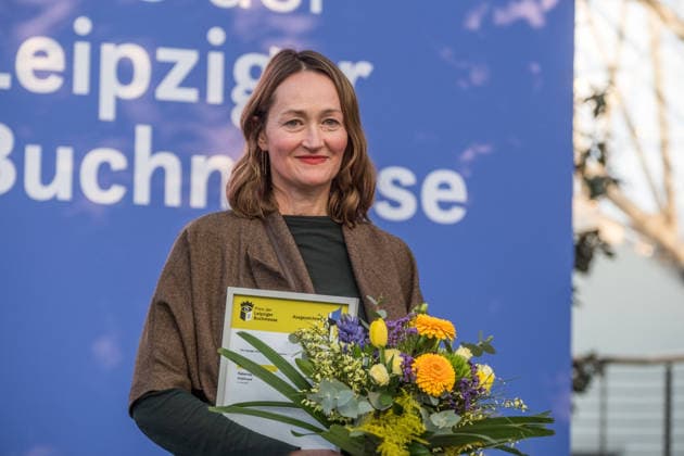 Erster Tag der Leipziger Buchmesse 2026 in Leipzig: Besucher strömen durch die Hallen, informieren sich über Neuerscheinungen und verfolgen Lesungen sowie Gespräche mit Autoren. Die Buchmesse zählt zu den wichtigsten Veranstaltungen der Literatur- und Verlagsbranche im deutschsprachigen Raum. Preisverleihung des Preis der Leipziger Buchmesse 2026 in Leipzig: Ausgezeichnet werden herausragende Werke in den Kategorien Belletristik, Sachbuch Essayistik und Übersetzung. Die Ehrung gilt als eine der bedeutendsten Literaturauszeichnungen Deutschlands und zieht große mediale Aufmerksamkeit auf sich. Siegerin Belletristik Katharina Poladja Leipziger Buchmesse 2026 Tag 1