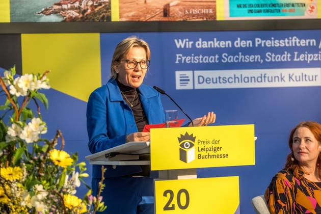 Erster Tag der Leipziger Buchmesse 2026 in Leipzig: Besucher strömen durch die Hallen, informieren sich über Neuerscheinungen und verfolgen Lesungen sowie Gespräche mit Autoren. Die Buchmesse zählt zu den wichtigsten Veranstaltungen der Literatur- und Verlagsbranche im deutschsprachigen Raum. Preisverleihung des Preis der Leipziger Buchmesse 2026 in Leipzig: Ausgezeichnet werden herausragende Werke in den Kategorien Belletristik, Sachbuch Essayistik und Übersetzung. Die Ehrung gilt als eine der bedeutendsten Literaturauszeichnungen Deutschlands und zieht große mediale Aufmerksamkeit auf sich. Die sächsische Kulturminsterin Barbara Klepsch Leipziger Buchmesse 2026 Tag 1