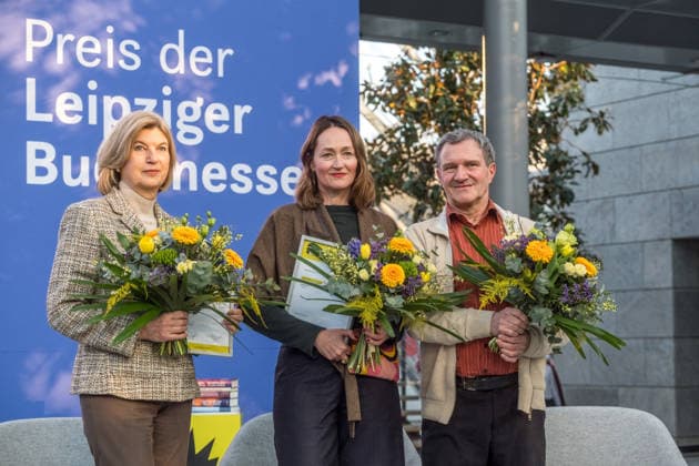 Erster Tag der Leipziger Buchmesse 2026 in Leipzig: Besucher strömen durch die Hallen, informieren sich über Neuerscheinungen und verfolgen Lesungen sowie Gespräche mit Autoren. Die Buchmesse zählt zu den wichtigsten Veranstaltungen der Literatur- und Verlagsbranche im deutschsprachigen Raum. Preisverleihung des Preis der Leipziger Buchmesse 2026 in Leipzig: Ausgezeichnet werden herausragende Werke in den Kategorien Belletristik, Sachbuch Essayistik und Übersetzung. Die Ehrung gilt als eine der bedeutendsten Literaturauszeichnungen Deutschlands und zieht große mediale Aufmerksamkeit auf sich. Hier Manfred Gmeiner, Katharina Poladjan, Marie-Janine Calic Leipziger Buchmesse 2026 Tag 1