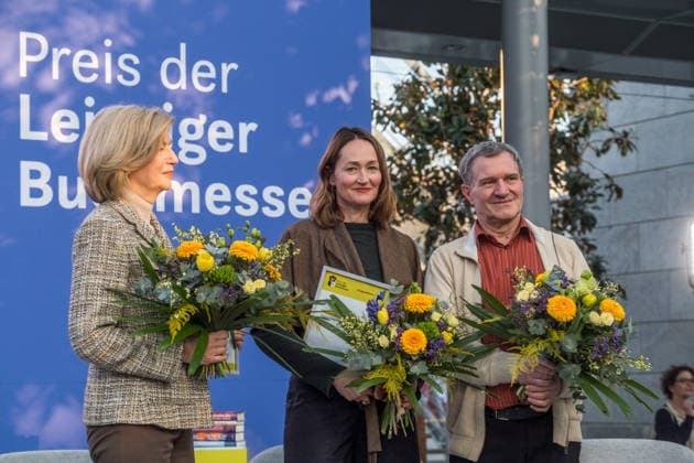 Erster Tag der Leipziger Buchmesse 2026 in Leipzig: Besucher strömen durch die Hallen, informieren sich über Neuerscheinungen und verfolgen Lesungen sowie Gespräche mit Autoren. Die Buchmesse zählt zu den wichtigsten Veranstaltungen der Literatur- und Verlagsbranche im deutschsprachigen Raum. Preisverleihung des Preis der Leipziger Buchmesse 2026 in Leipzig: Ausgezeichnet werden herausragende Werke in den Kategorien Belletristik, Sachbuch Essayistik und Übersetzung. Die Ehrung gilt als eine der bedeutendsten Literaturauszeichnungen Deutschlands und zieht große mediale Aufmerksamkeit auf sich. Hier Manfred Gmeiner, Katharina Poladjan, Marie-Janine Calic Leipziger Buchmesse 2026 Tag 1